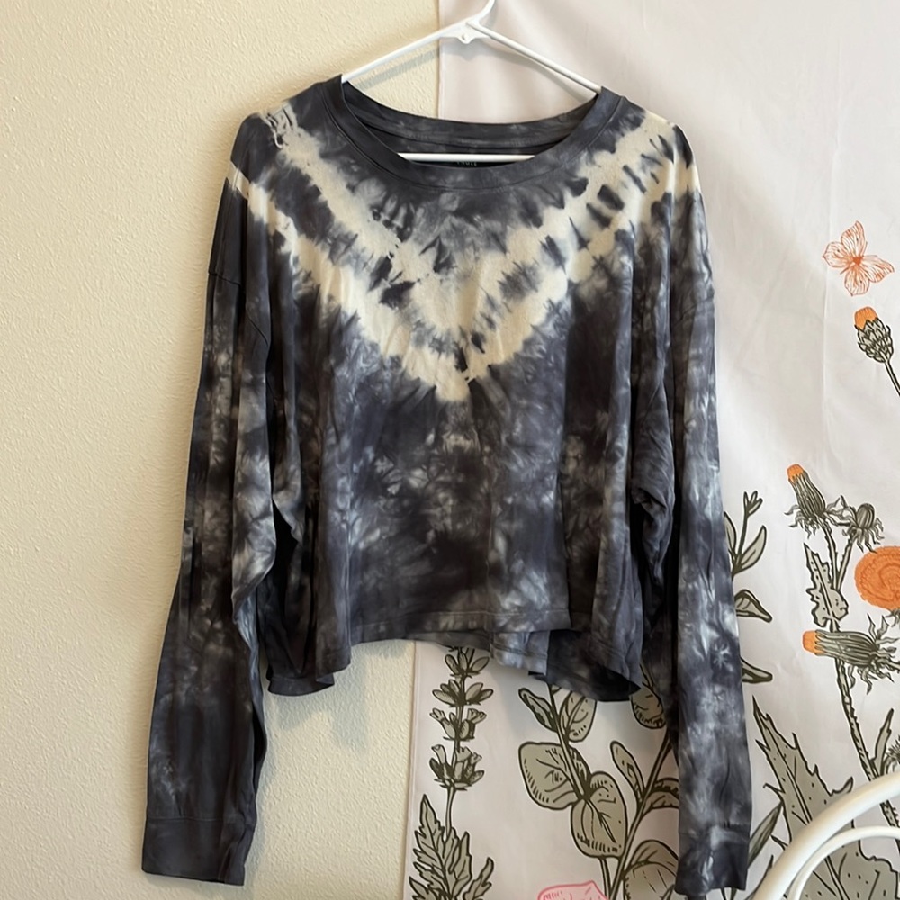 AMERICAN EAGLE OUTFITTERS GRAY AND WHITE TIE DYE LONG SLEEVE TOP